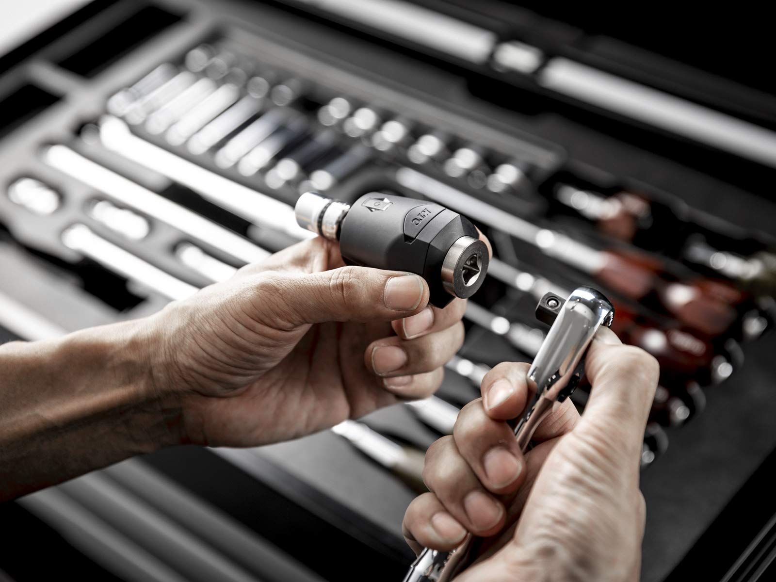 京都機械工具 KTC デジタルトルクレンチ TORQULE トルクル GNA200-04 200N m 工具に装着し使用