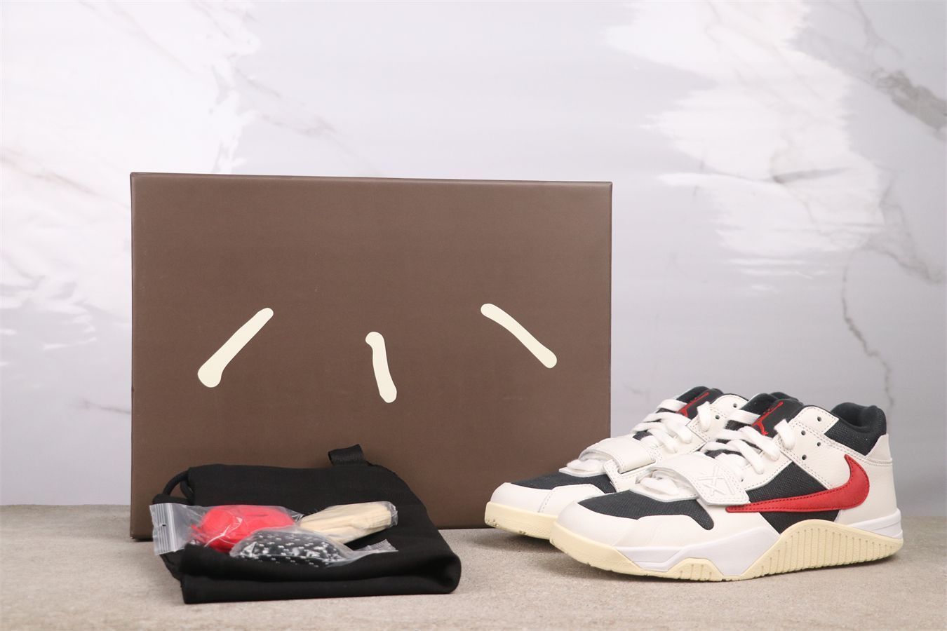 【未使用】ナイキ ジョーダン×トラヴィススコット レザーパンツ 8サイズ トラヴィススコット × ナイキ ジョーダン ジャンプマンジャック
