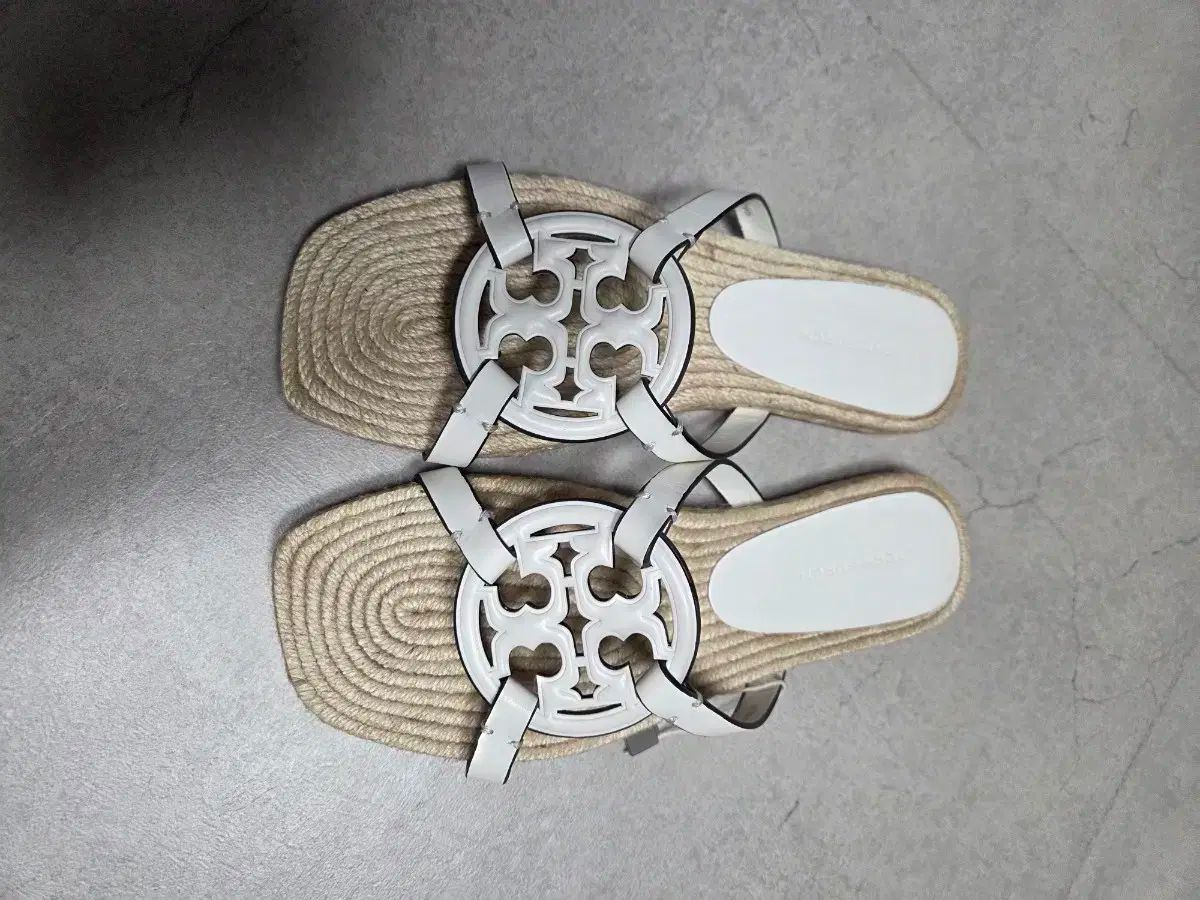 Tory Burch トリーバーチ ジオボンベ ミラー フラットサンダル
