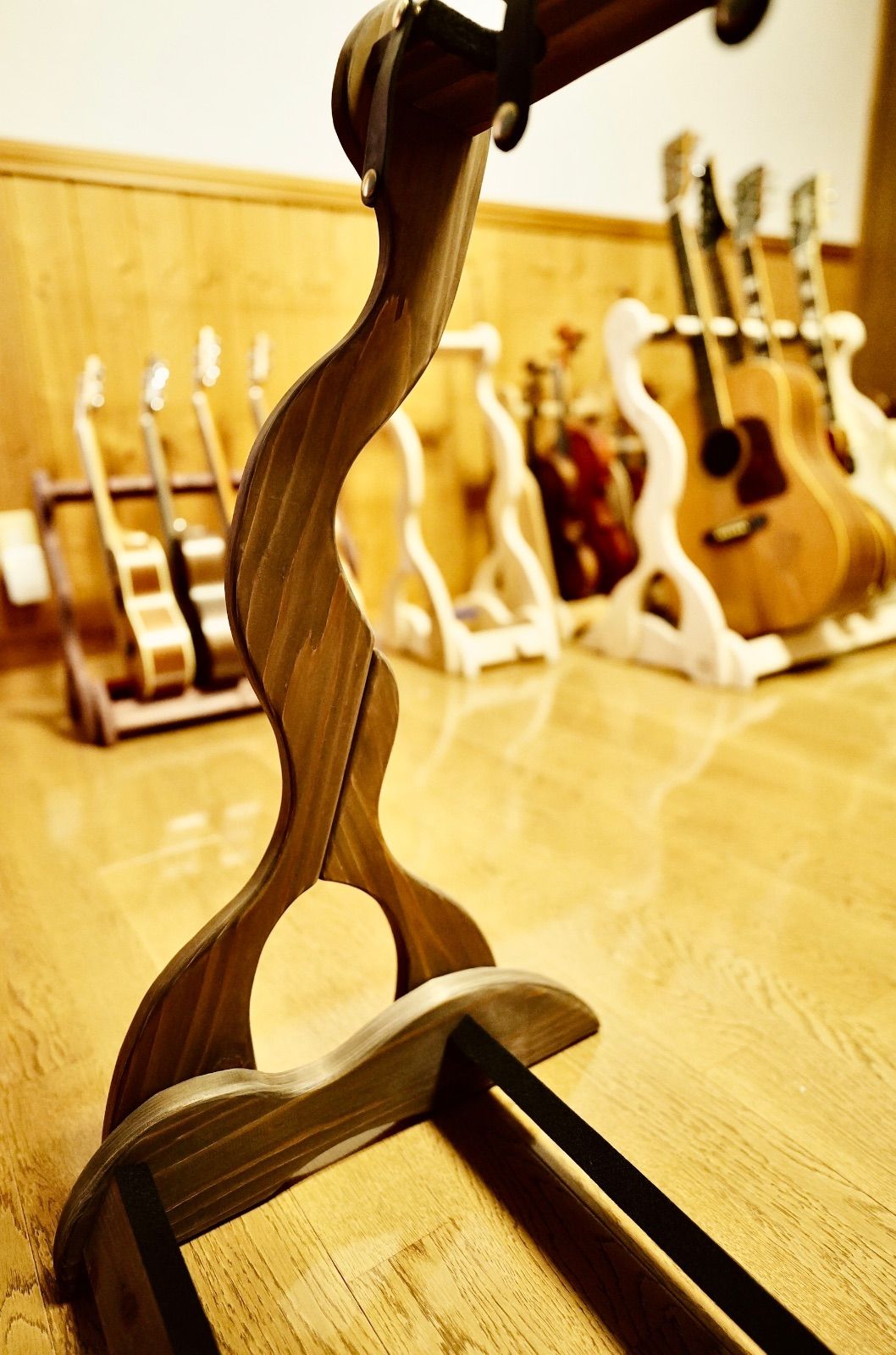 ステイン仕上げ 転倒防止本革ベルト付き