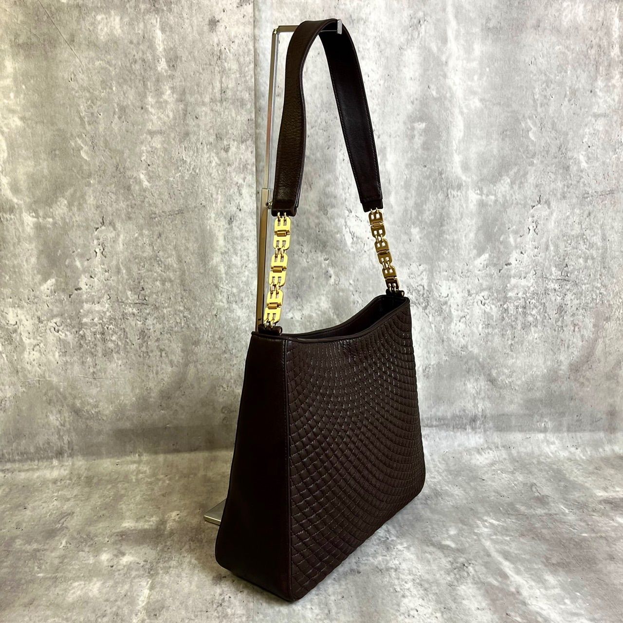 バリー　ワンショルダーバッグ　Bロゴ　ゴールド金具　肩掛け　ブラック　レザー バリー ワンショルダーバッグ Bロゴ ゴールド金具 肩掛け ブラック レザー