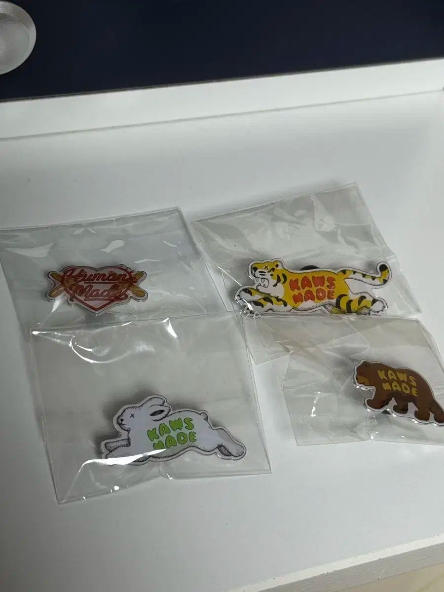 HUMAN MADE ヒューマンメイド カウズ ピン バッジ 4 種