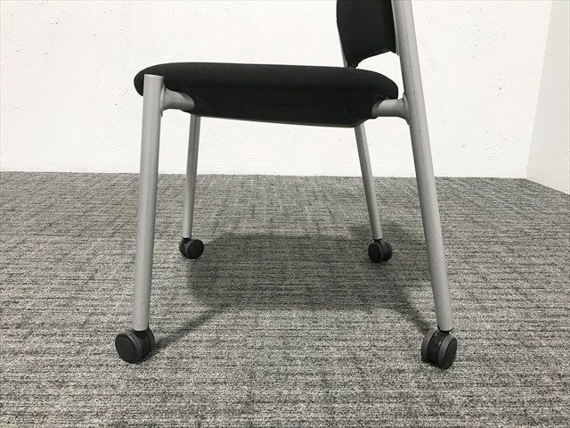 スタッキングチェア 肘無 8147 キャスター付 オカムラ ブラック MARWIL-DEMENAGEMENTS_CH