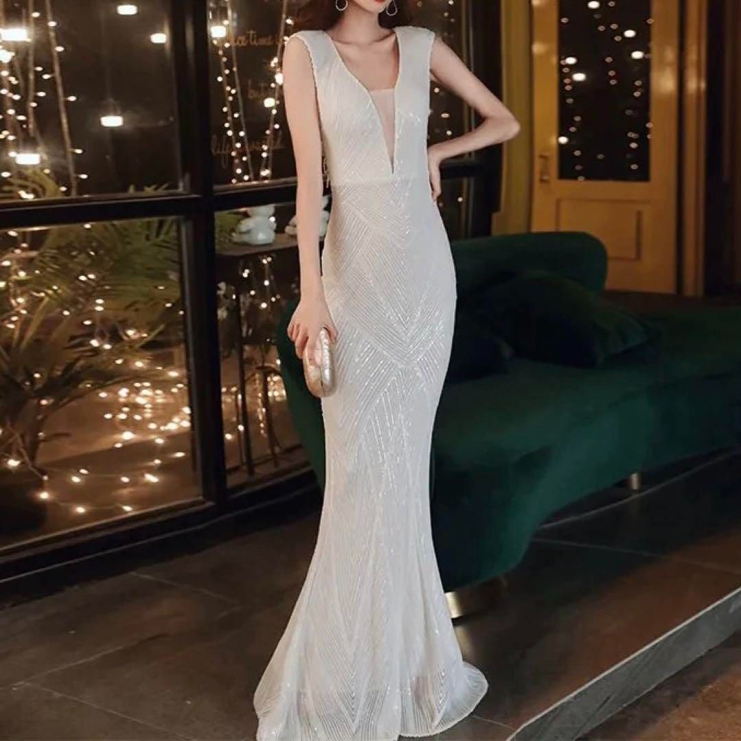 バックスタイルのオシャレなイブニングドレス .