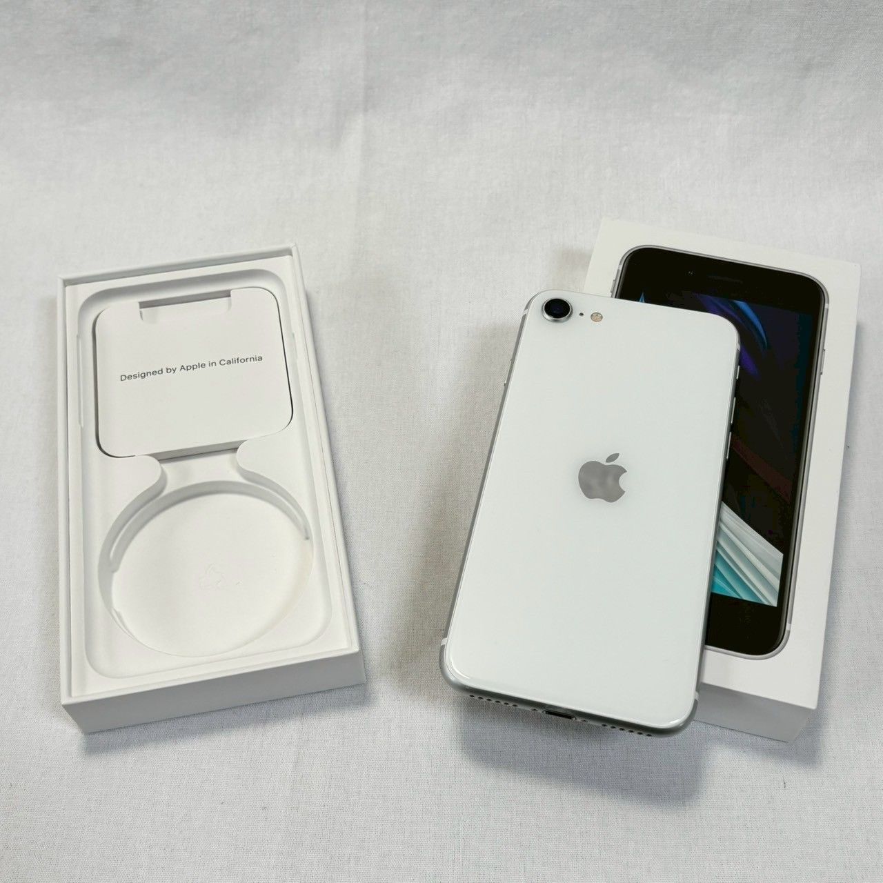 iPhoneスマートフォン 本体バッテリー83% MHGQ3J/A SEWH美品 iPhoneスマートフォン 本体バッテリー83% MHGQ3J/A SEWH美品 iPhone