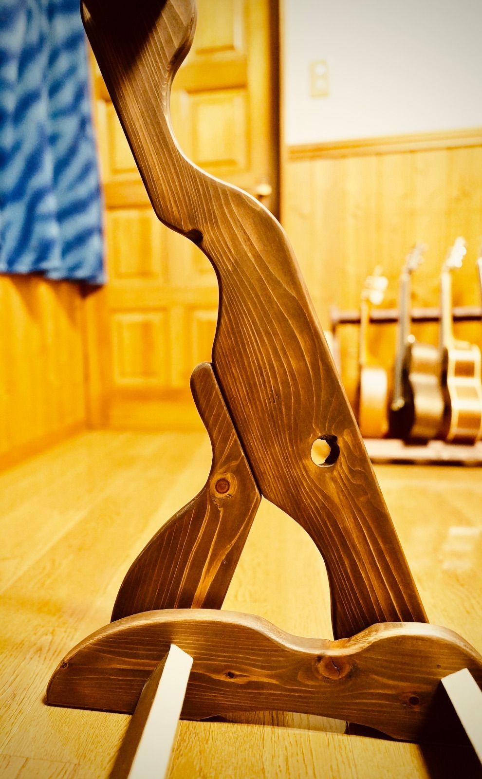 本日 24時間以内に発送 手作り木工 木製ギタースタンド ニス仕上げ キャスター 転倒防止ベルト