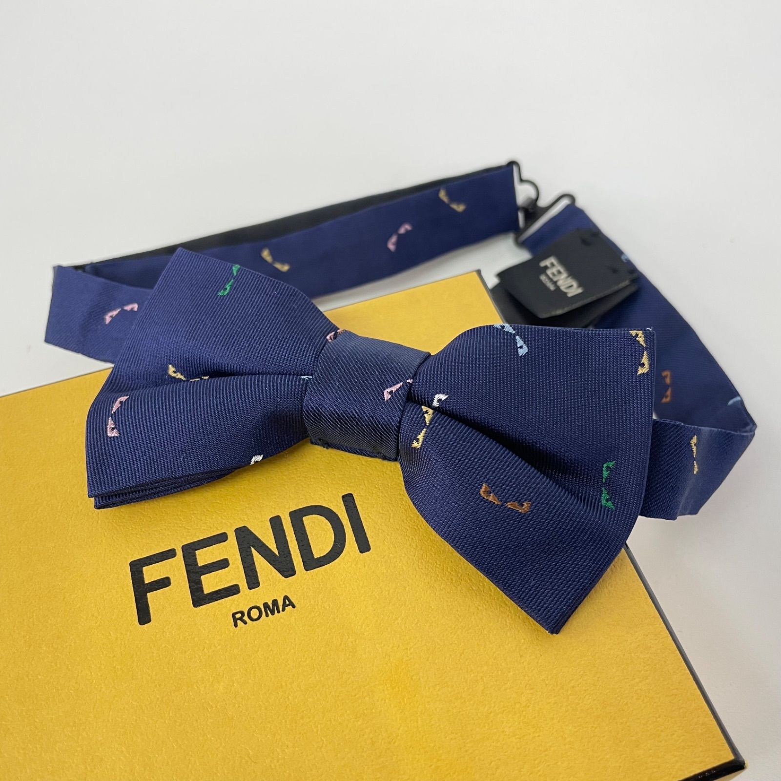 ほぼ未使用 極美品 FENDI フェンディ モンスター リボン 蝶ネクタイ ネイビー メンズ レディース マルチカラー 保存袋 保存箱 - メルカリ