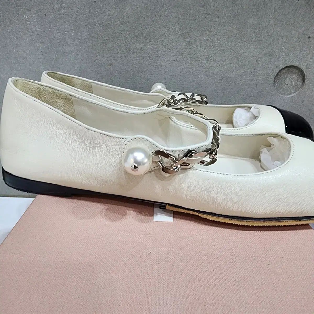 miumiu ビジュー付きフラットシューズ