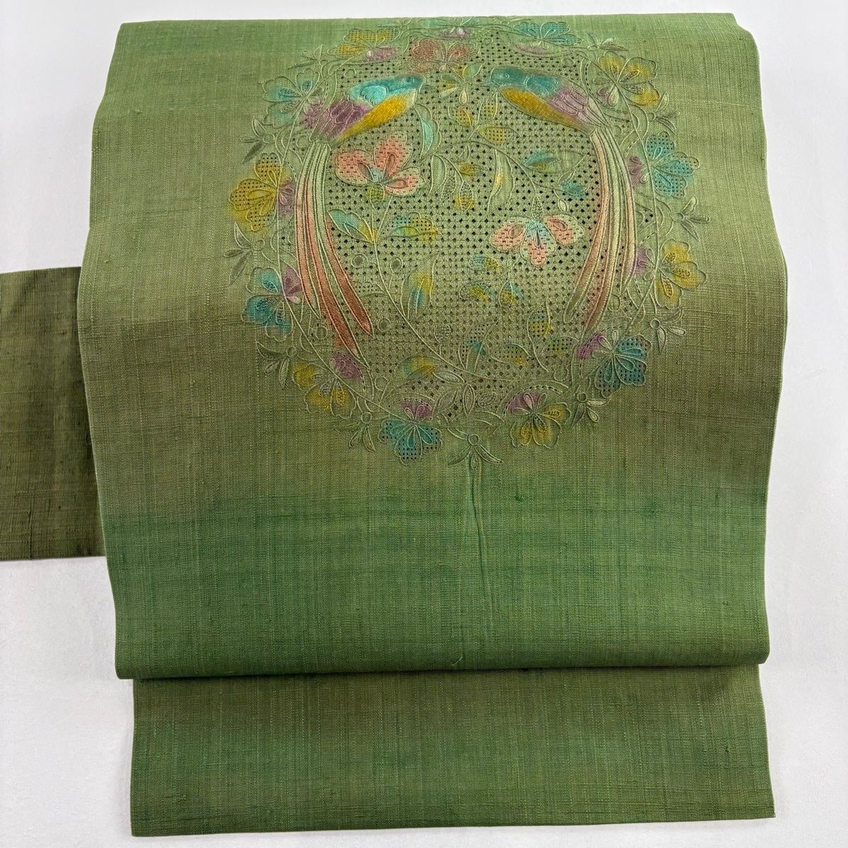 名古屋帯 秀品 紬地 向鳥 草花 刺繍 よもぎ色 正絹