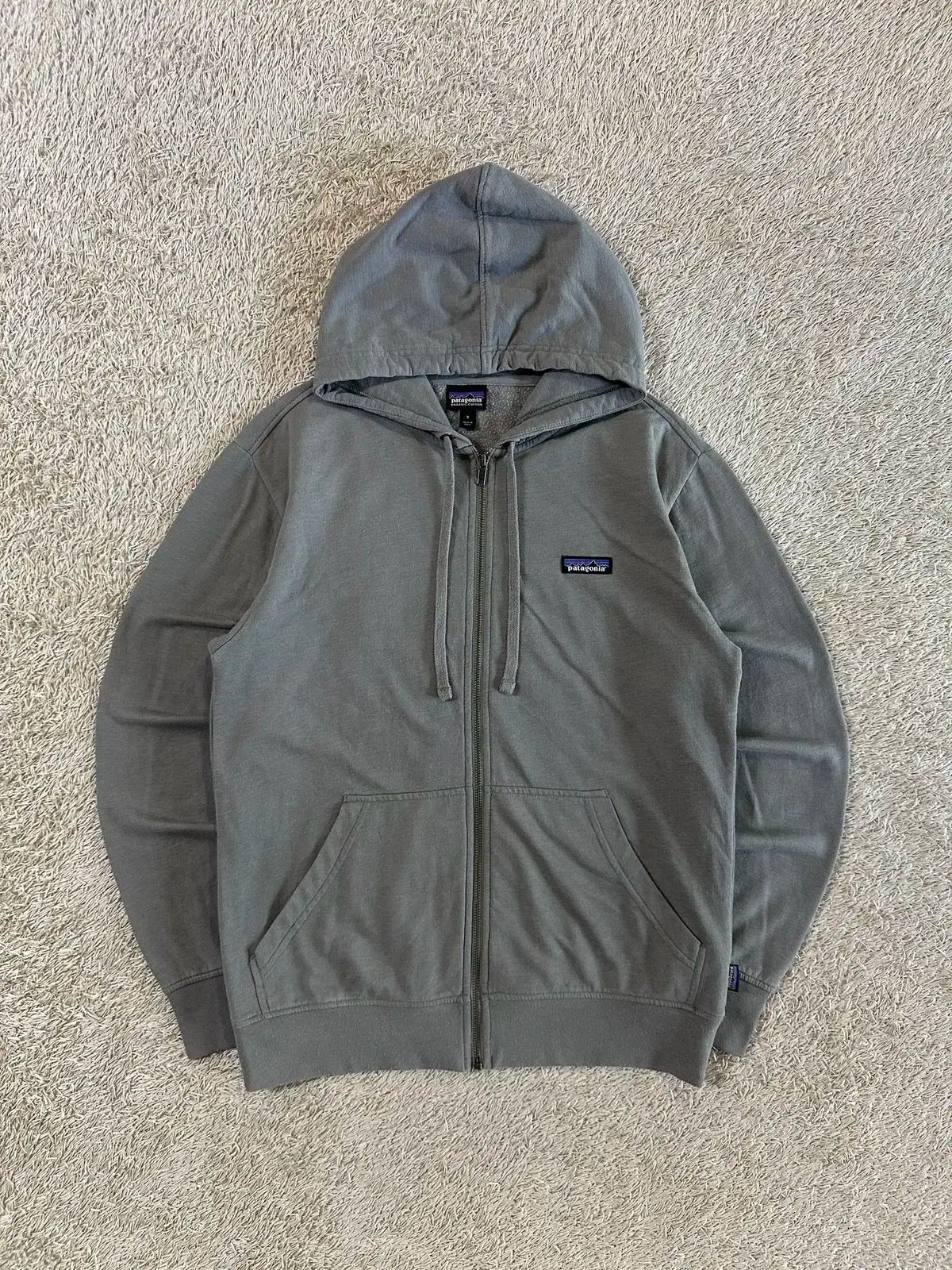 S patagonia(パタゴニア) PATAGONIA P ー 6 パッチ フード付き ジップアップパーカー スモークグレー