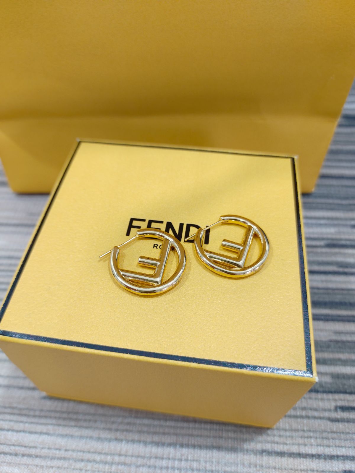 ⭐新品⭐FENDI(フェンディ)ピアス両耳用レディース箱付き超人気即購入OKゴールド可愛いプレゼント