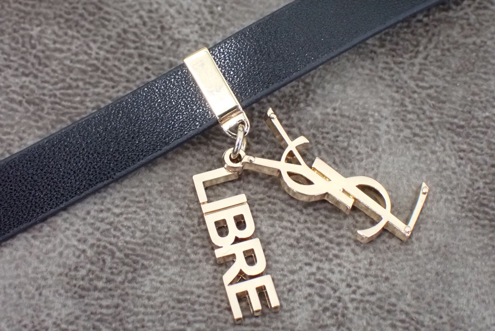 美品 サンローラン チョーカーブラック YSL LIBRE ロゴチャーム - メルカリ