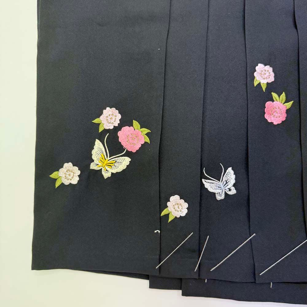 袴 S size 紐下丈87cm 行灯袴 卒業袴 女性用袴 刺繍 黒 中古 4709 袴 S size 紐下丈87cm 行灯袴 卒業袴 女性用袴 ぼかし 刺繍 エンジ