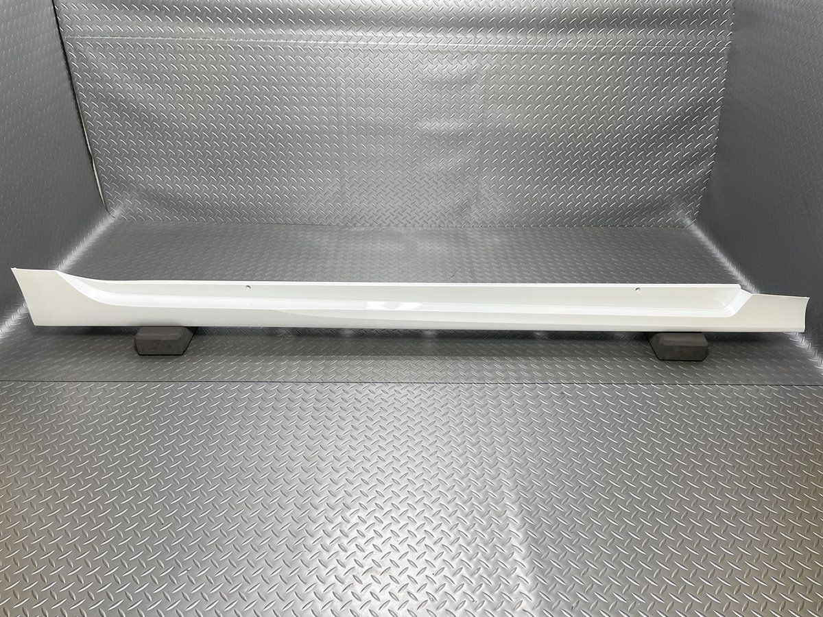 送料無料【新車外し】50系プリウス 純正サイドステップ右 白089パール 