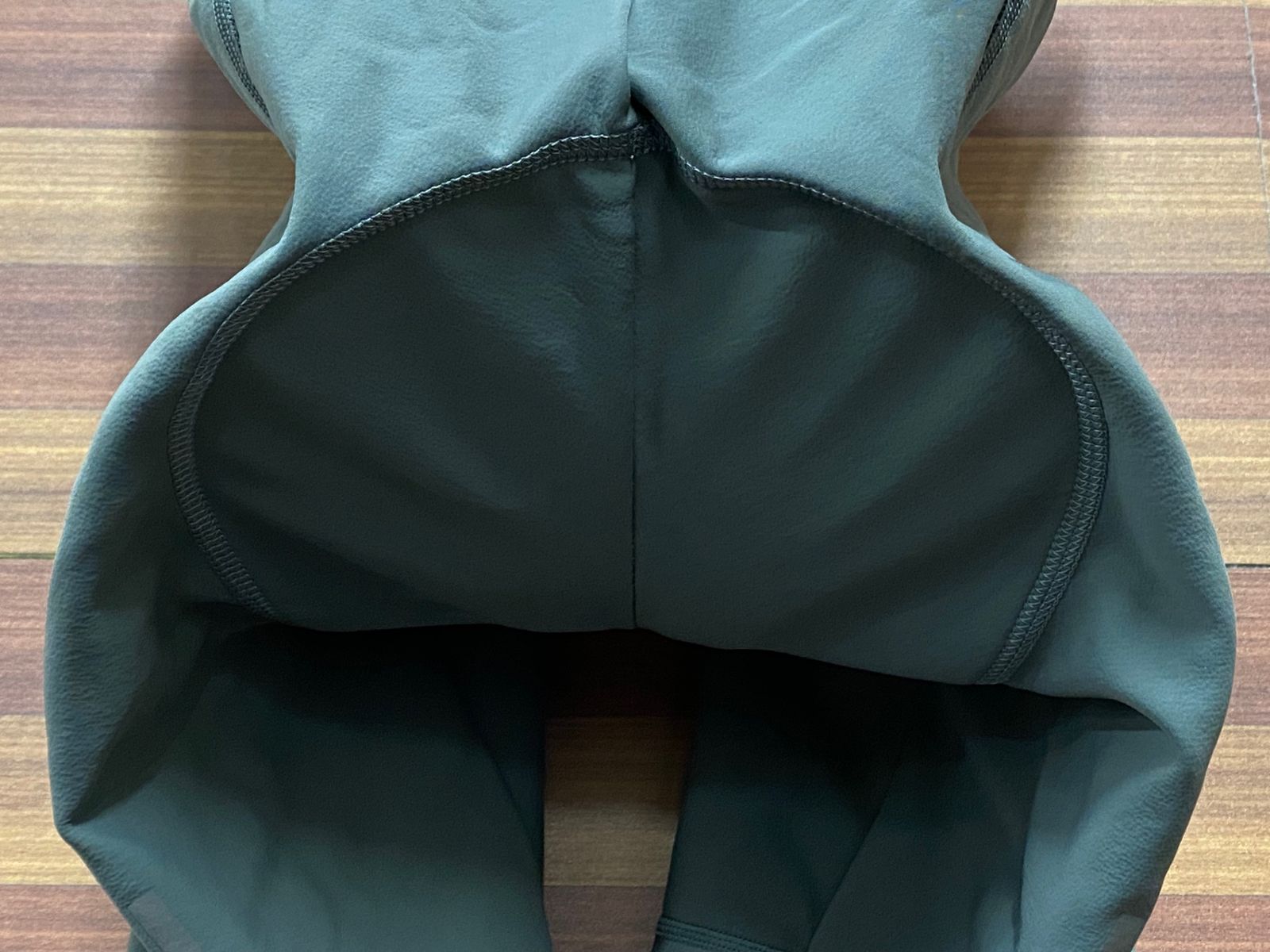 グレー