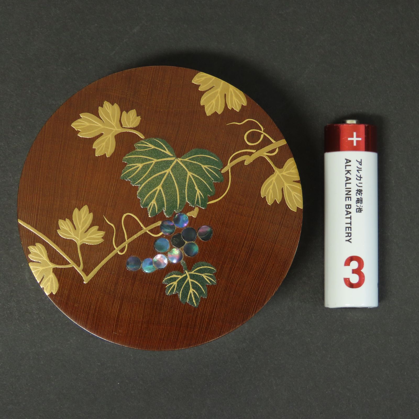 01s84 福田芳朗 真作保証 螺鈿金蒔絵 紅梅香合 葡萄文 直径7.3cm 在銘