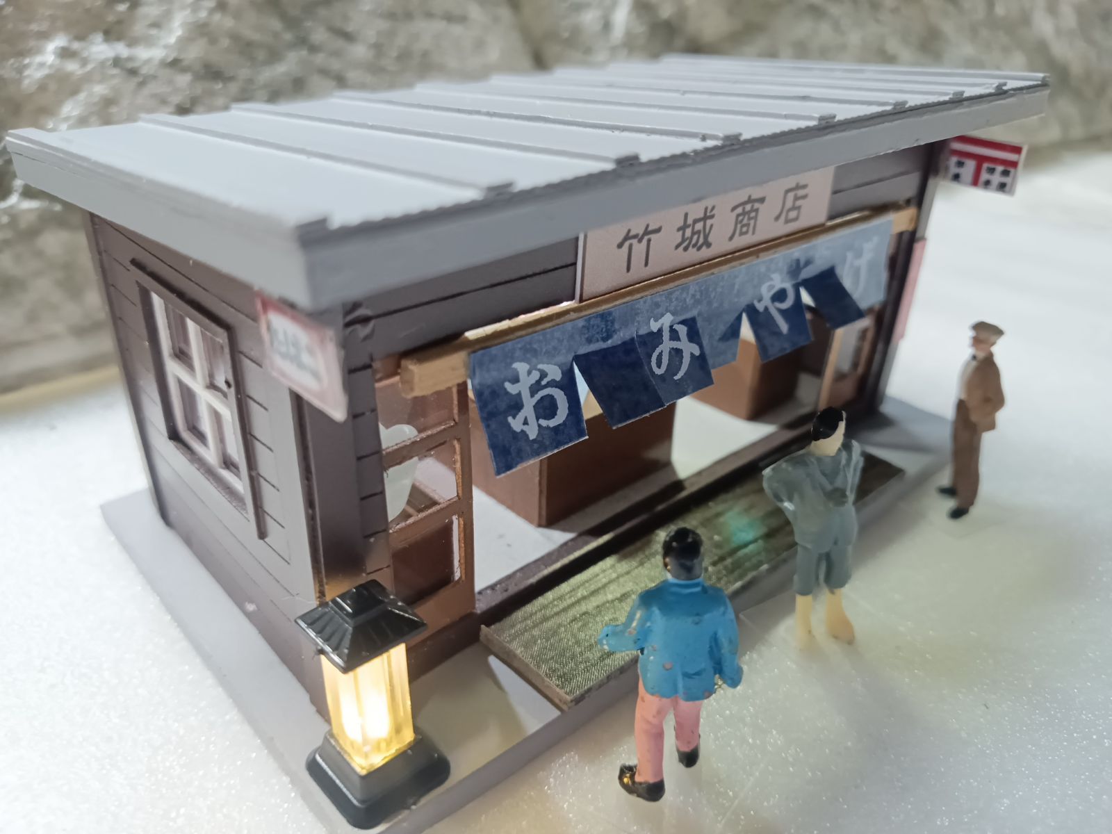 【HO】【夜景】木造無人ローカル駅舎　ストラクチャー（★照明付）着色　完成品 HOゲージ】【夜景】木造・田舎の無人駅（駅舎） ストラクチャー