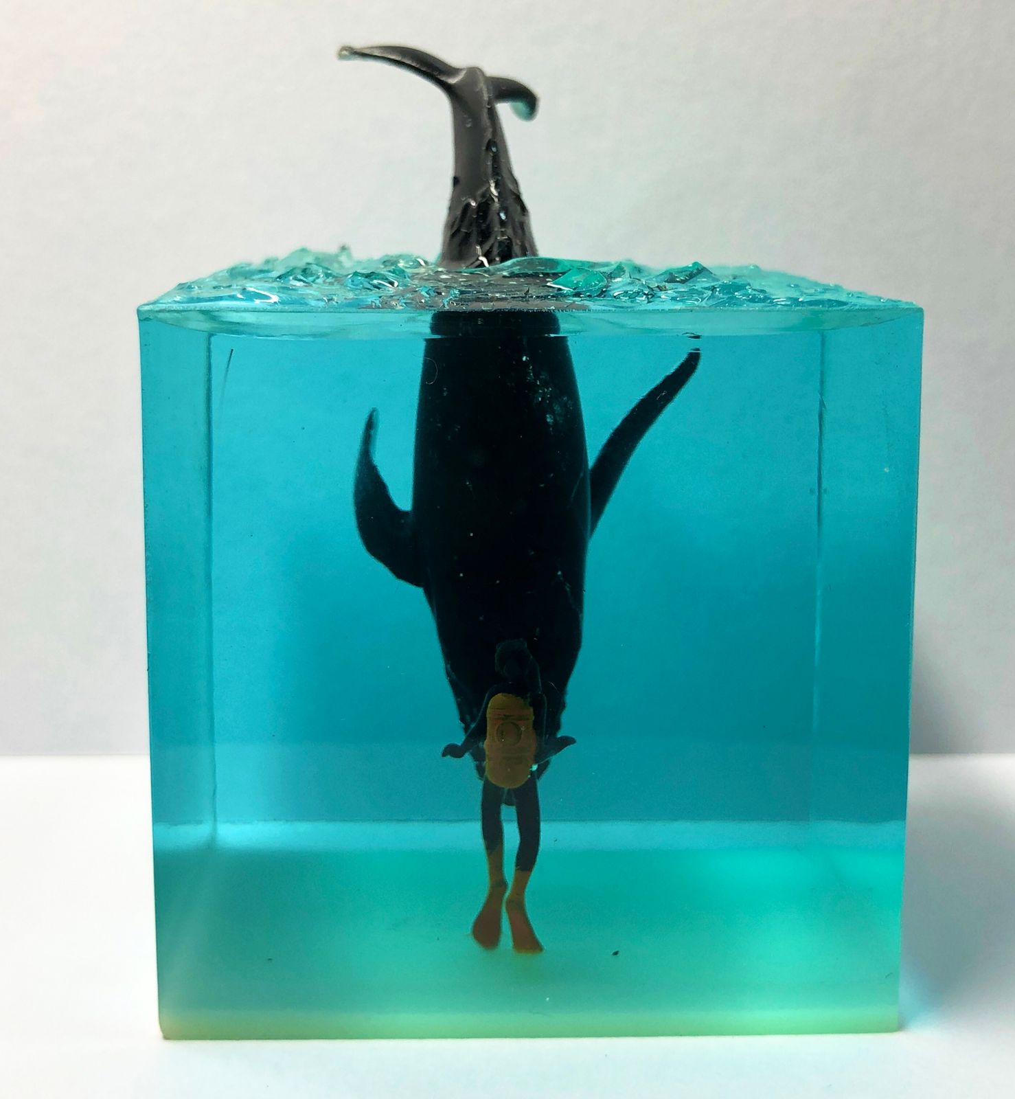 クジラとダイバーの出会い】オブジェ レジン作品 ハンドメイド 手作り 海レジン イルカ ダイバー アート 蓄光 夜光 - メルカリ