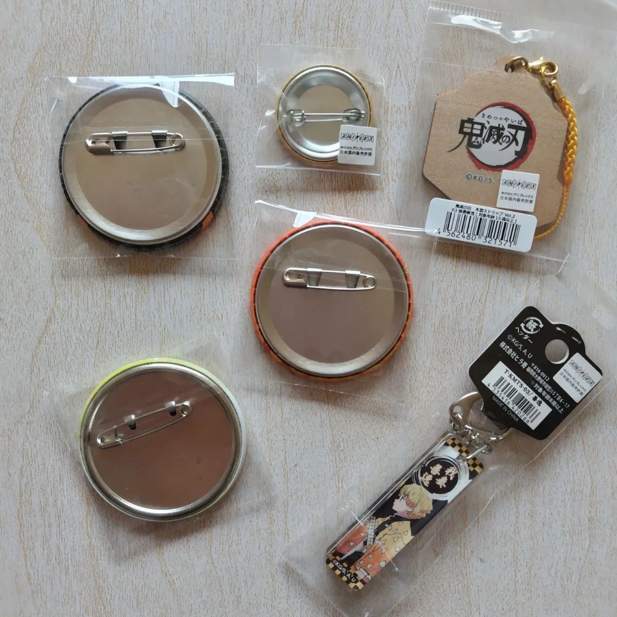 鬼滅の刃 我妻善逸 缶バッジ＆キーホルダーセット - メルカリ