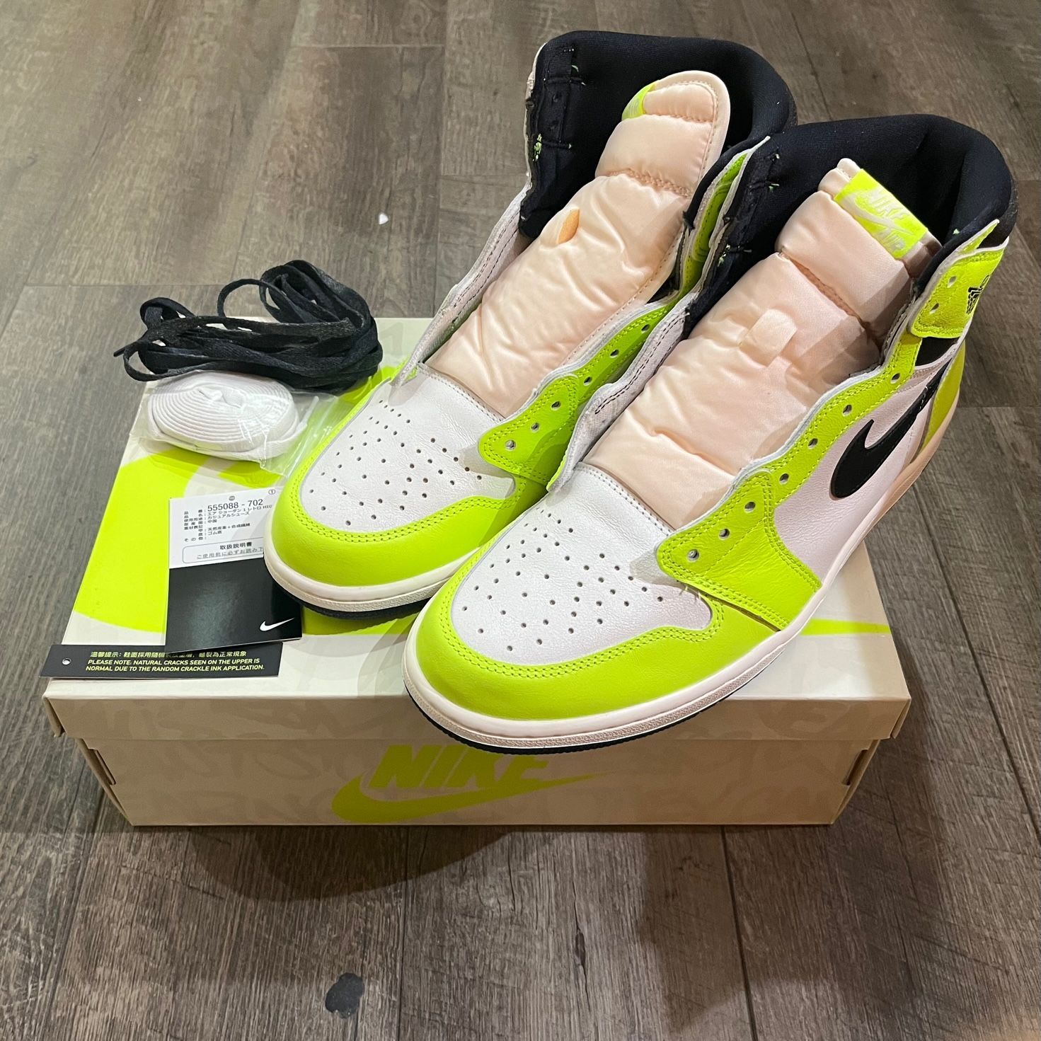 美品 NIKE AIR JORDAN 1 RETRO HIGH OG volt/black-sail 555088-702 