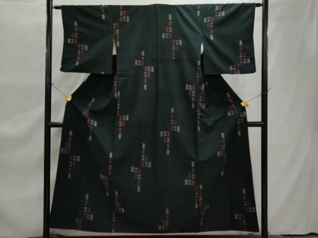 紬 着物 正絹 黒地に粋な絣 着物 U-5828 楽天市場】【新品】結城紬 着物 正絹 袷 小倉商店 80亀甲 黒紫