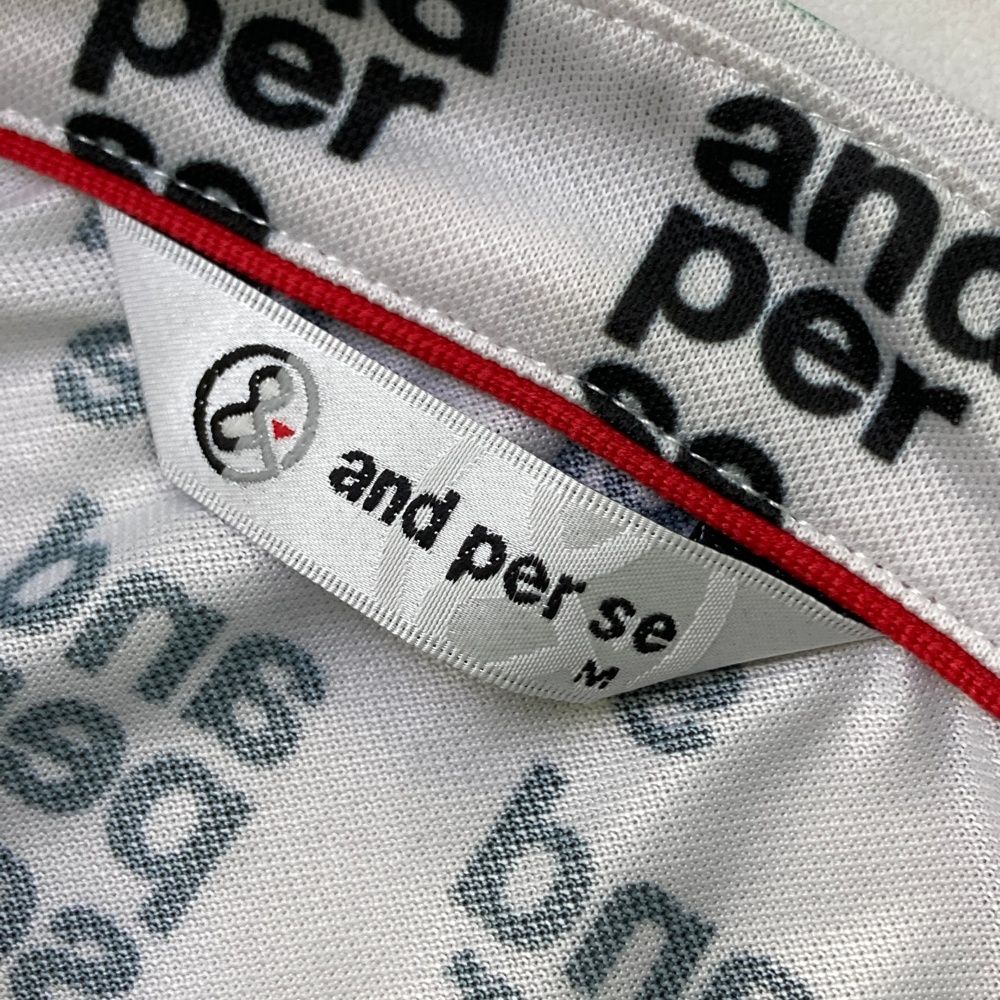 サイズ：M AND PER SE アンパスィ  長袖ポロシャツ ボタンダウン ロゴ総柄 ホワイト系 [240101472493] ゴルフウェア メンズ ストスト サイズ：M AND PER SE アンパスィ 長袖ポロシャツ ボタンダウン