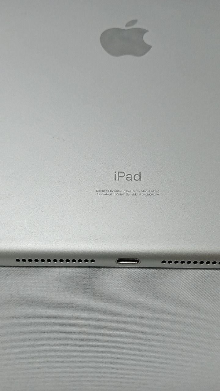 iPad7 32GB シルバー ドコモ回線 動作確認済 - メルカリ