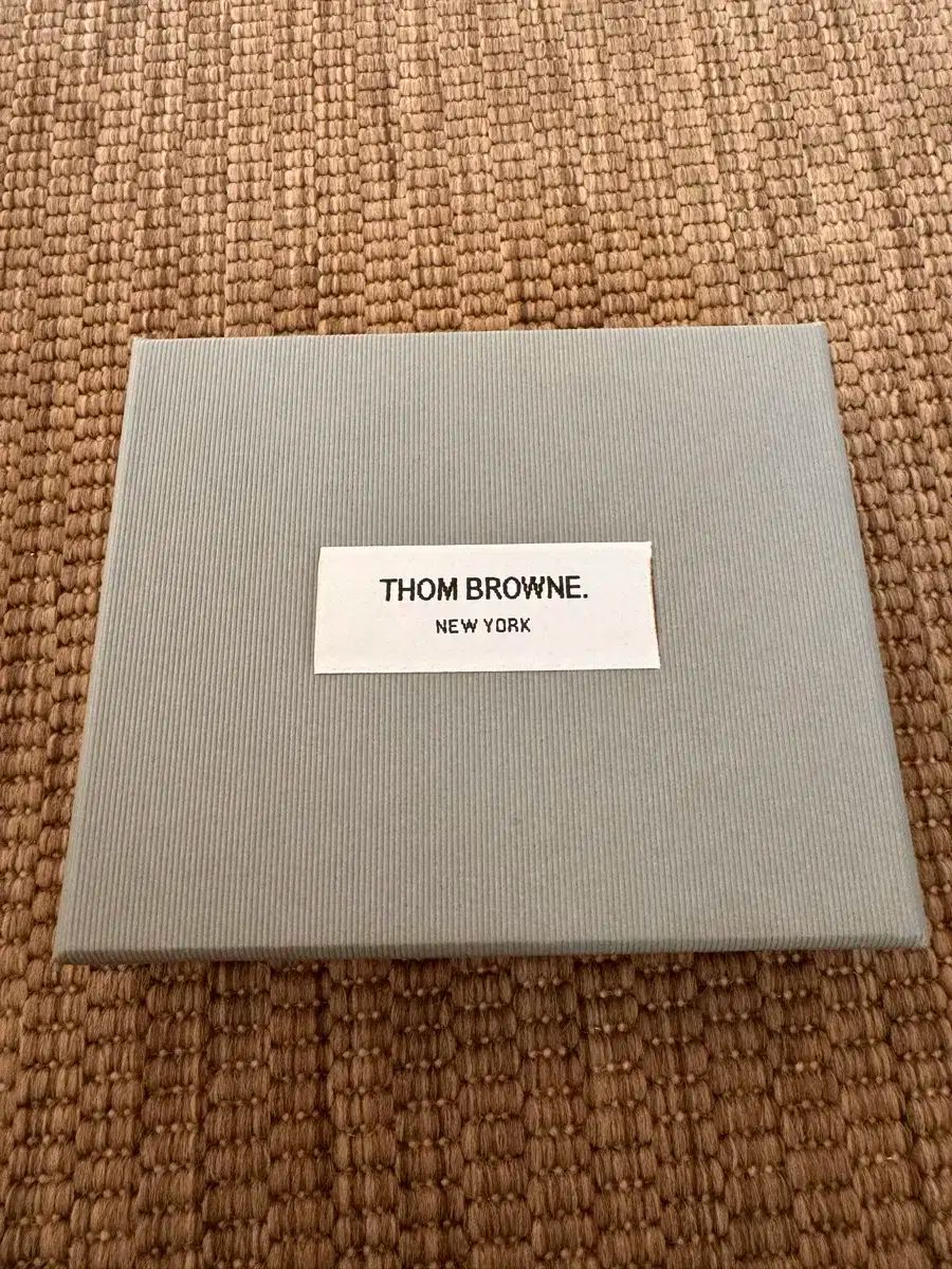 THOM BROWNE トムブラウン Flat Wallet ハーフジップウォレット コンパクト財布 フラグメントケース 小銭入れ カードホルダー メンズ MAW080A 00198 001 Thom Browne(トム ブラウン) カードウォレット Thom Browne(トム