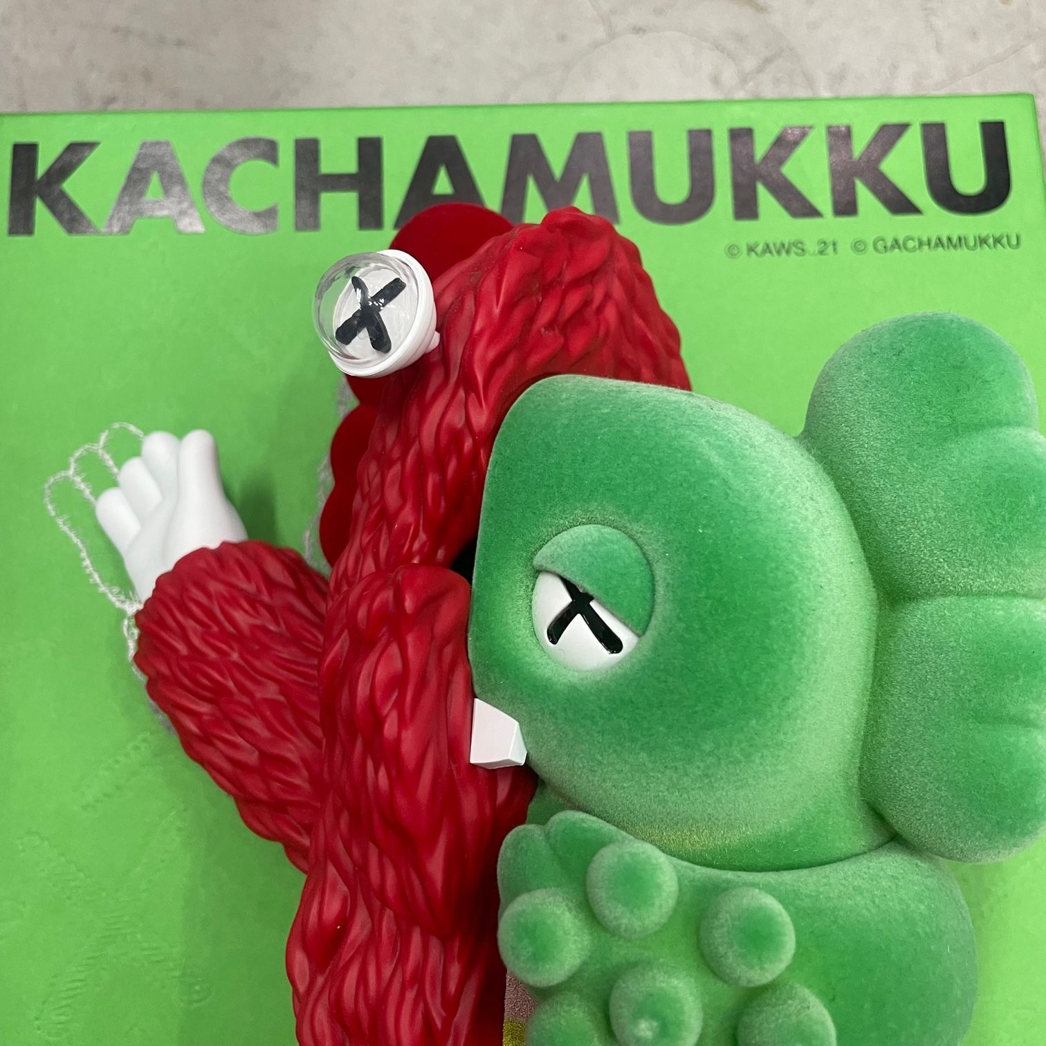 開封済 美品 kaws Gachapin and Mukku Kachamukku コラボ カチャムック フィギュア カウズ ガチャピン ムック  79696A1 - メルカリ