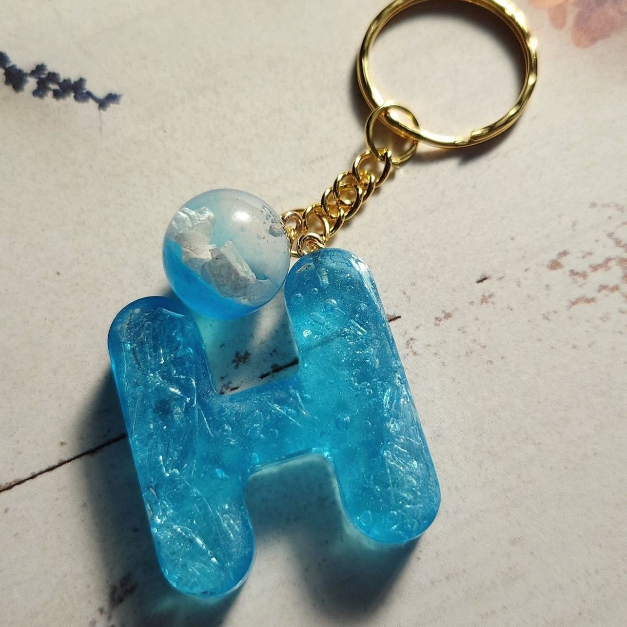 H】イニシャルキーホルダー☆幻想的☆水色☆レジン☆ハンドメイド