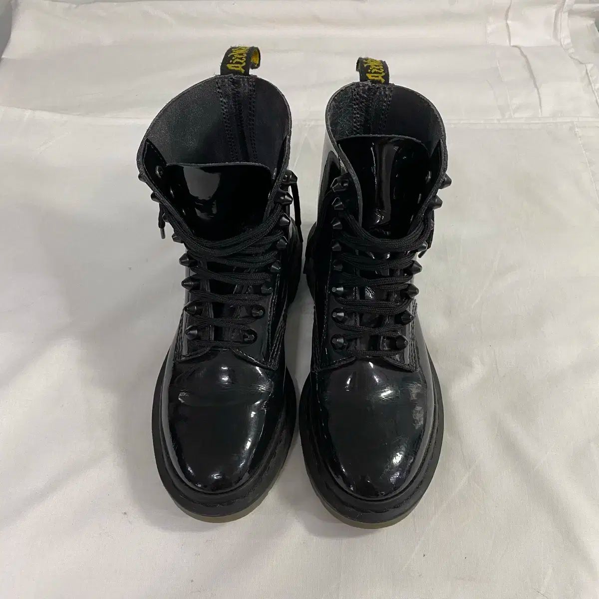 美品　Dr. Martens エナメル　ブラック　ミッドカットブーツ UK4 DR. MARTENS(ドクターマーチン) エナメル 光沢ブーツ uk4 - メルカリ