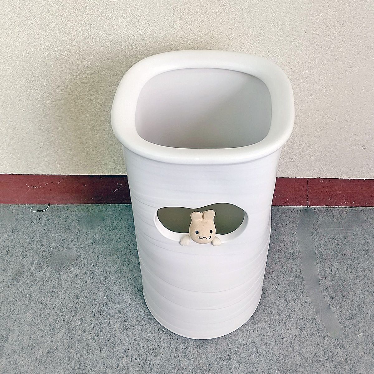 陶器傘立て 窓うさぎ傘立 ウサギ傘立て かわいい 信楽焼 丸伊製陶 2-2932 陶器傘立て 窓うさぎ傘立 ウサギ傘立て かわいい 信楽焼 丸伊製