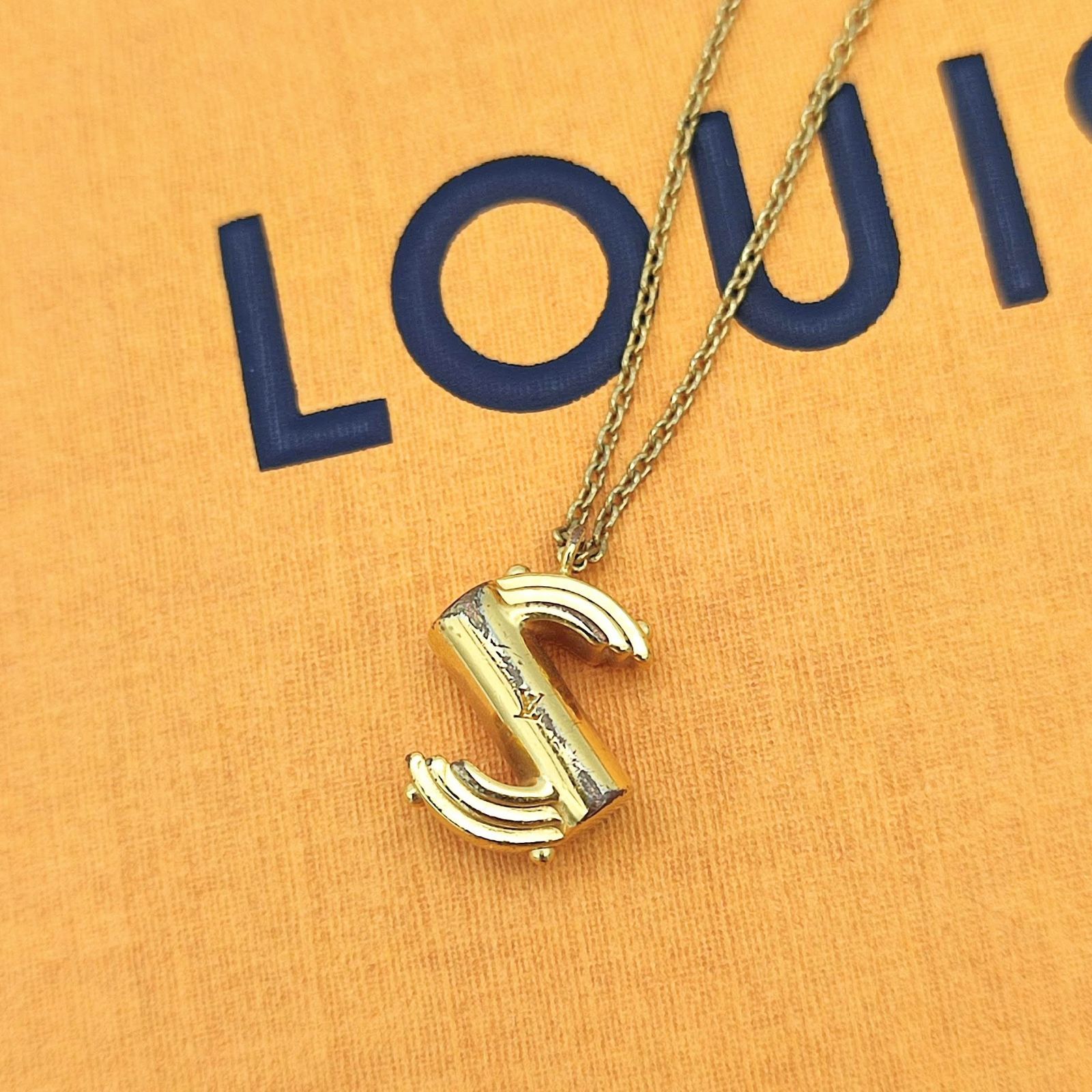 稀少/極美品✨ ルイヴィトン コリエ ネックレス LV＆ME S イニシャルS LOUIS VUITTON / LV&ME S イニシャルネックレス