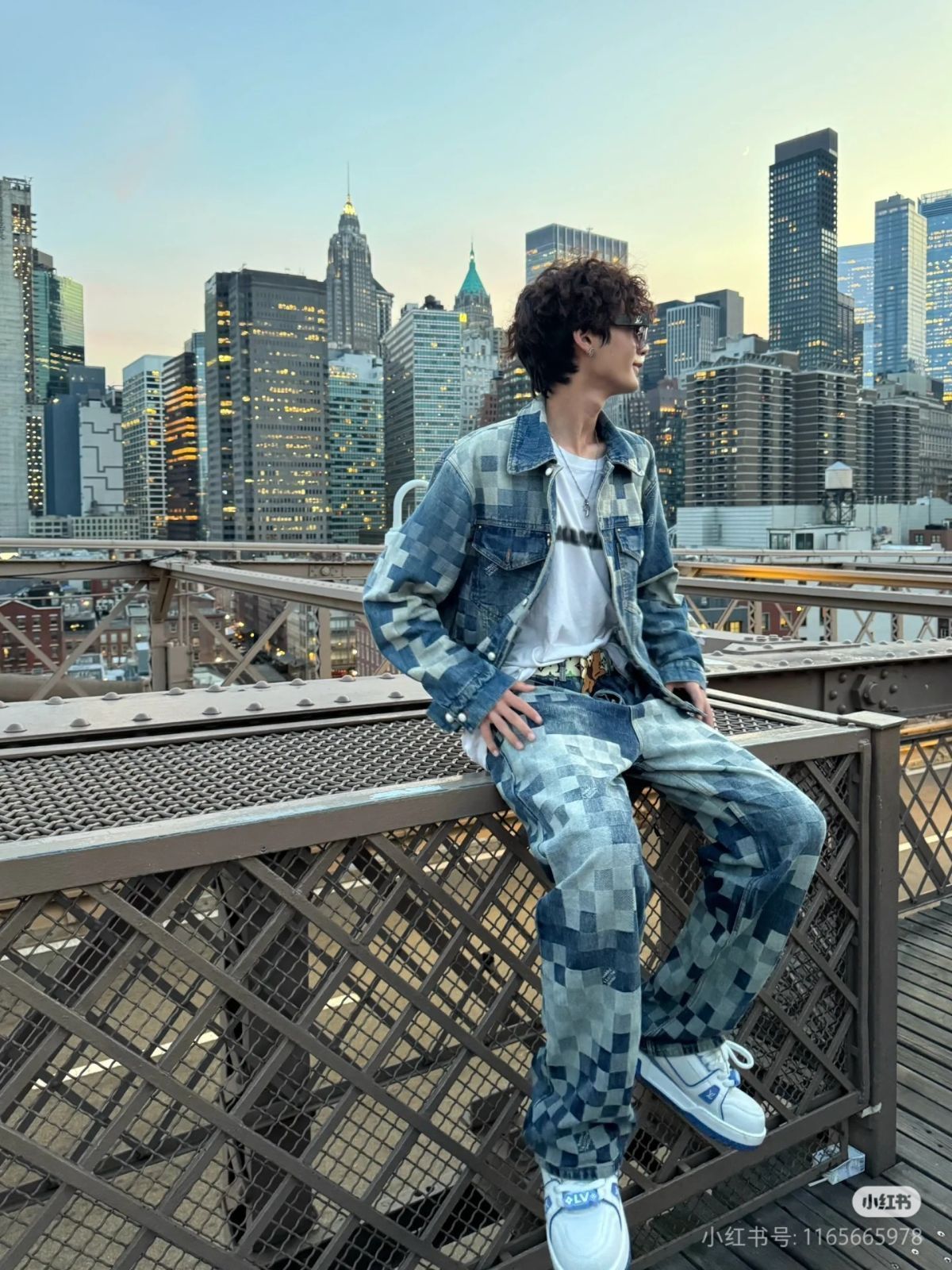 モザイクチェッカーボード柄のジーンズ