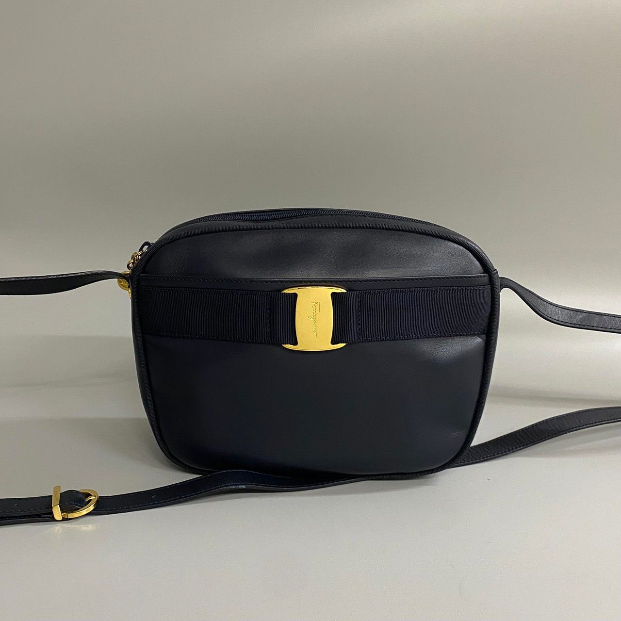 美品 Salvatore Ferragamo フェラガモ ヴァラリボン 金具 レザー