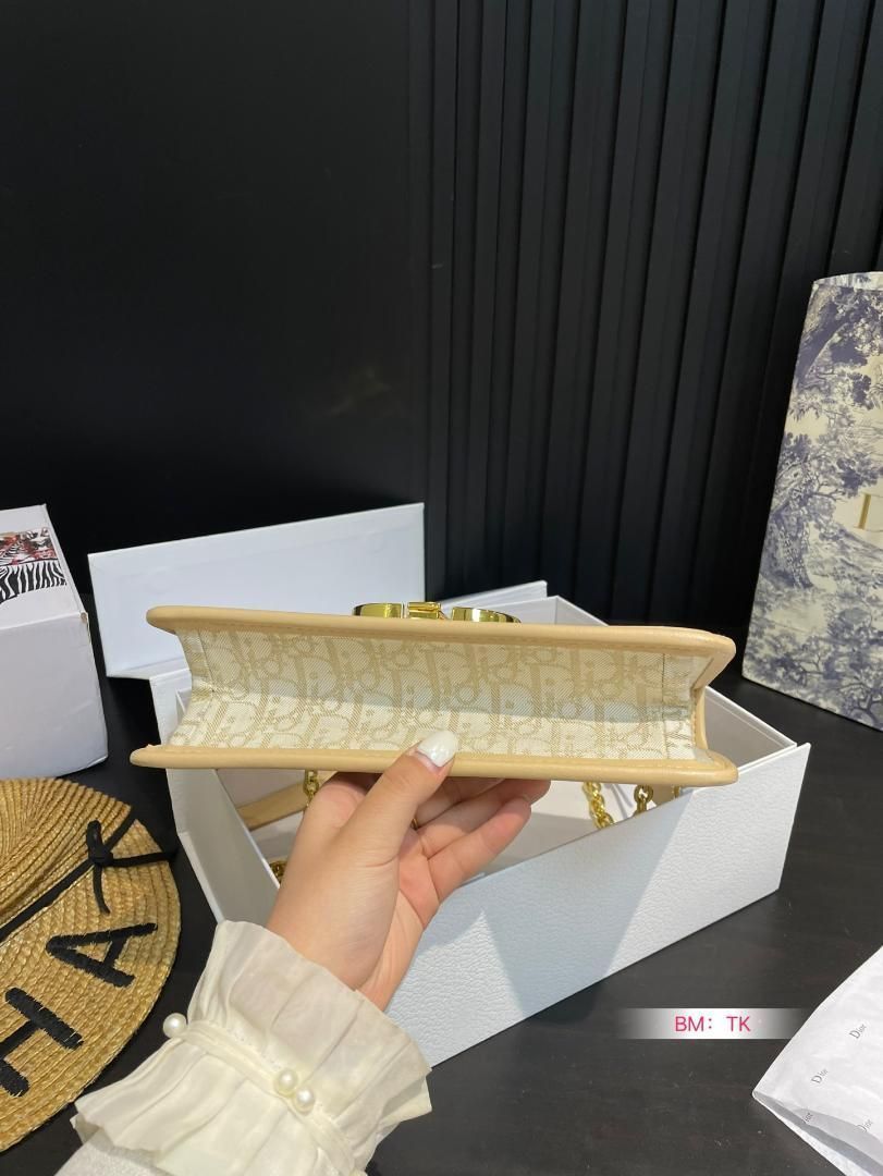 チェーンショルダーバッグ