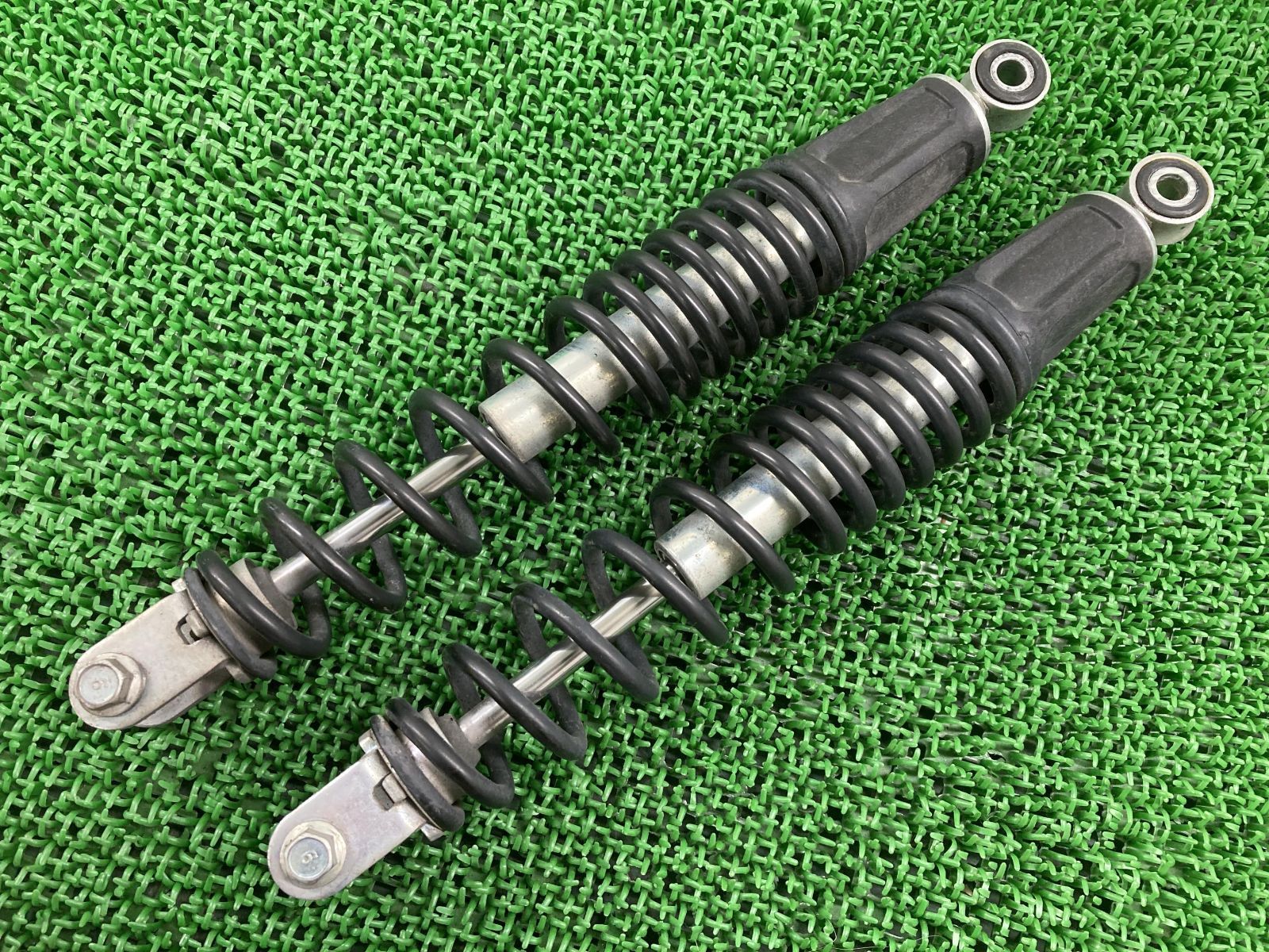 NMAX リアサスペンション 左右 ヤマハ 純正 中古 バイク 部品 SE86J SED6J ピッチ335mm 曲がり無し 品薄 希少品 車検 Genuine