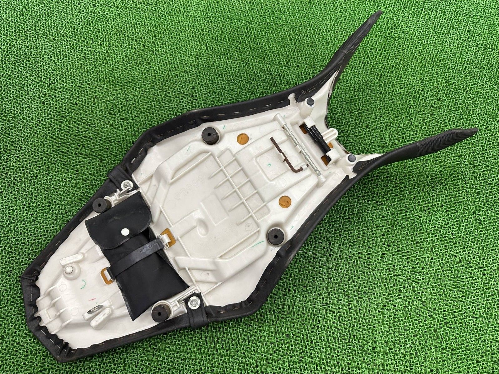 MT-09 シート 1RC ヤマハ 純正 中古 バイク 部品 RN34J MT09 シート