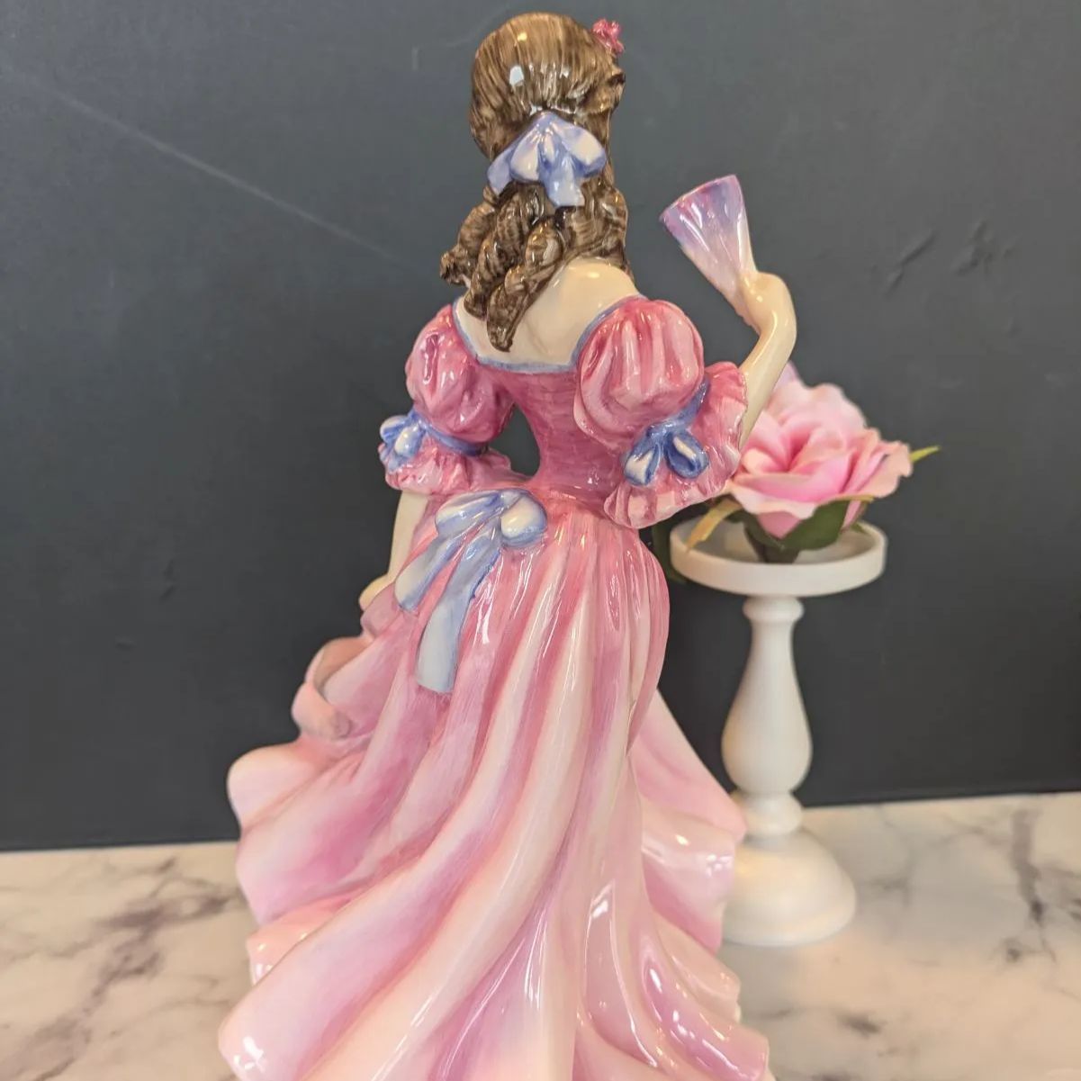 フィギュリンオブザイヤー★ロイヤルドルトン ローレン 1999年 置物人形 陶器 1999年フィギュリンオブザイヤー☆ロイヤルドルトン ローレン 陶器