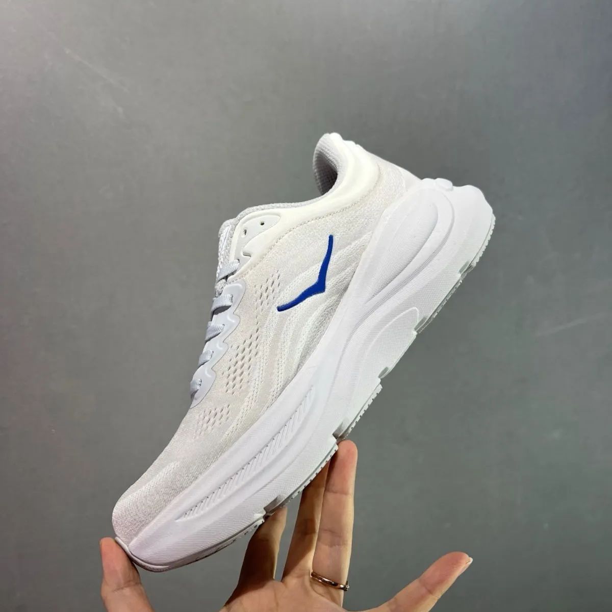 新品 Hoka One One Bondi 9 Triple ホカオネオネ ボンダイ9 白
