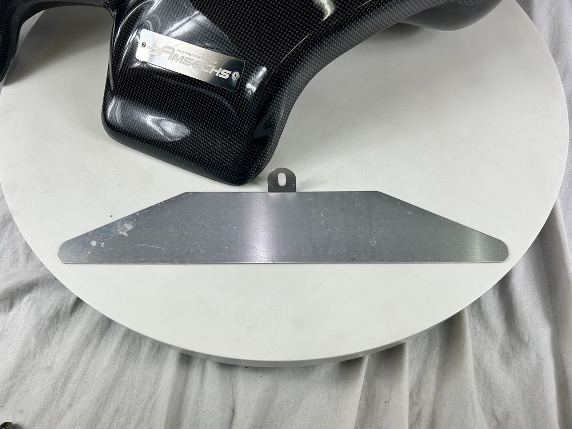 軽量カーボン製