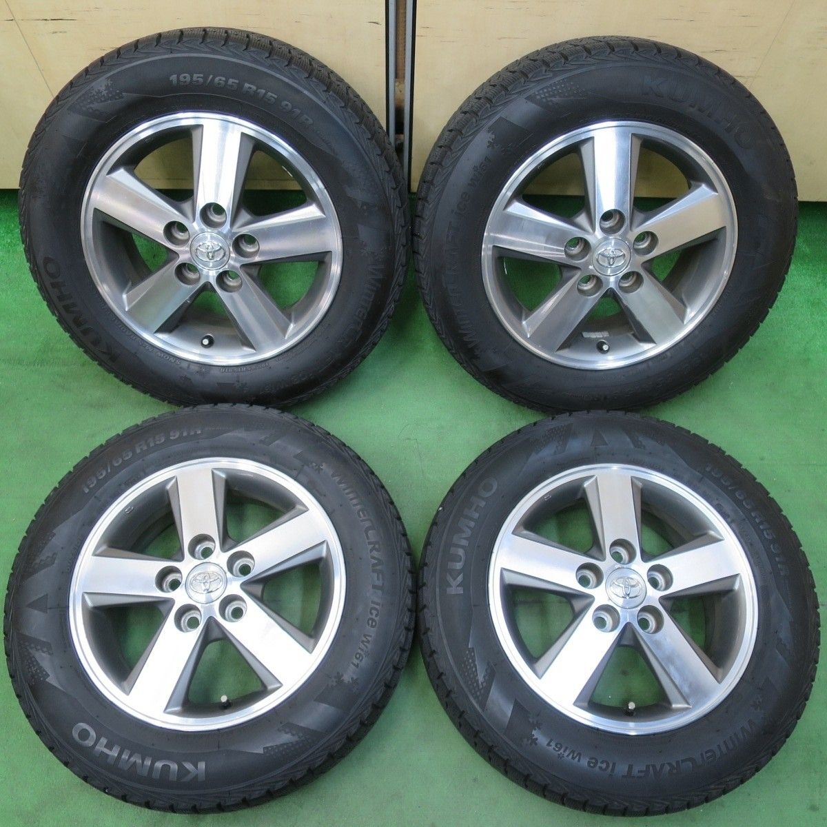 バリ溝 22年 9分 トヨタ アイシス 純正 195 65R15 スタッドレス クムホ ウィンター クラフト アイス Wi61 15インチ PCD114.3 5H 5031413イス