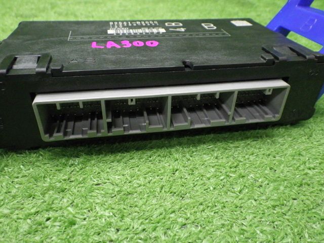 その他   トヨタ LA300 ピクシス エポック エンジンコンピューター 89561