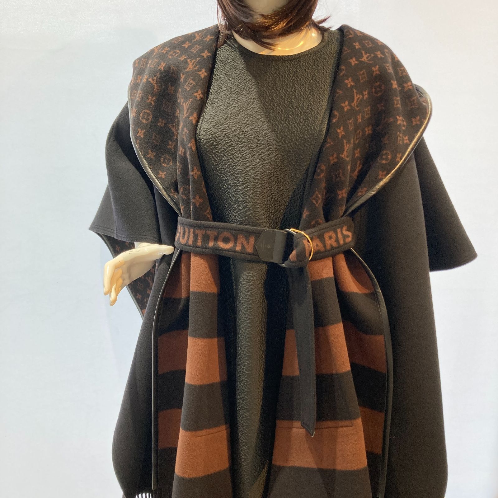 ルイヴィトン　ベージュ ケープコート フード付き org.jpg