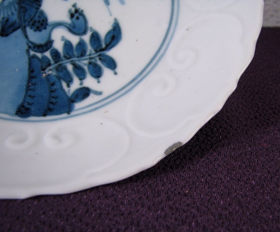 染付陽刻鳥文小皿