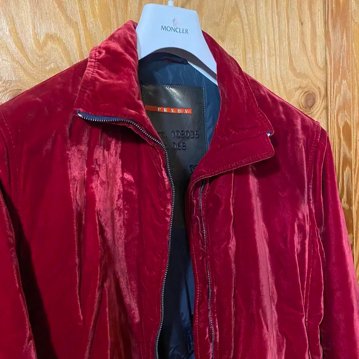 PRADA(プラダ) ベロア サイドロゴ ボンバー ジャケット 出品
