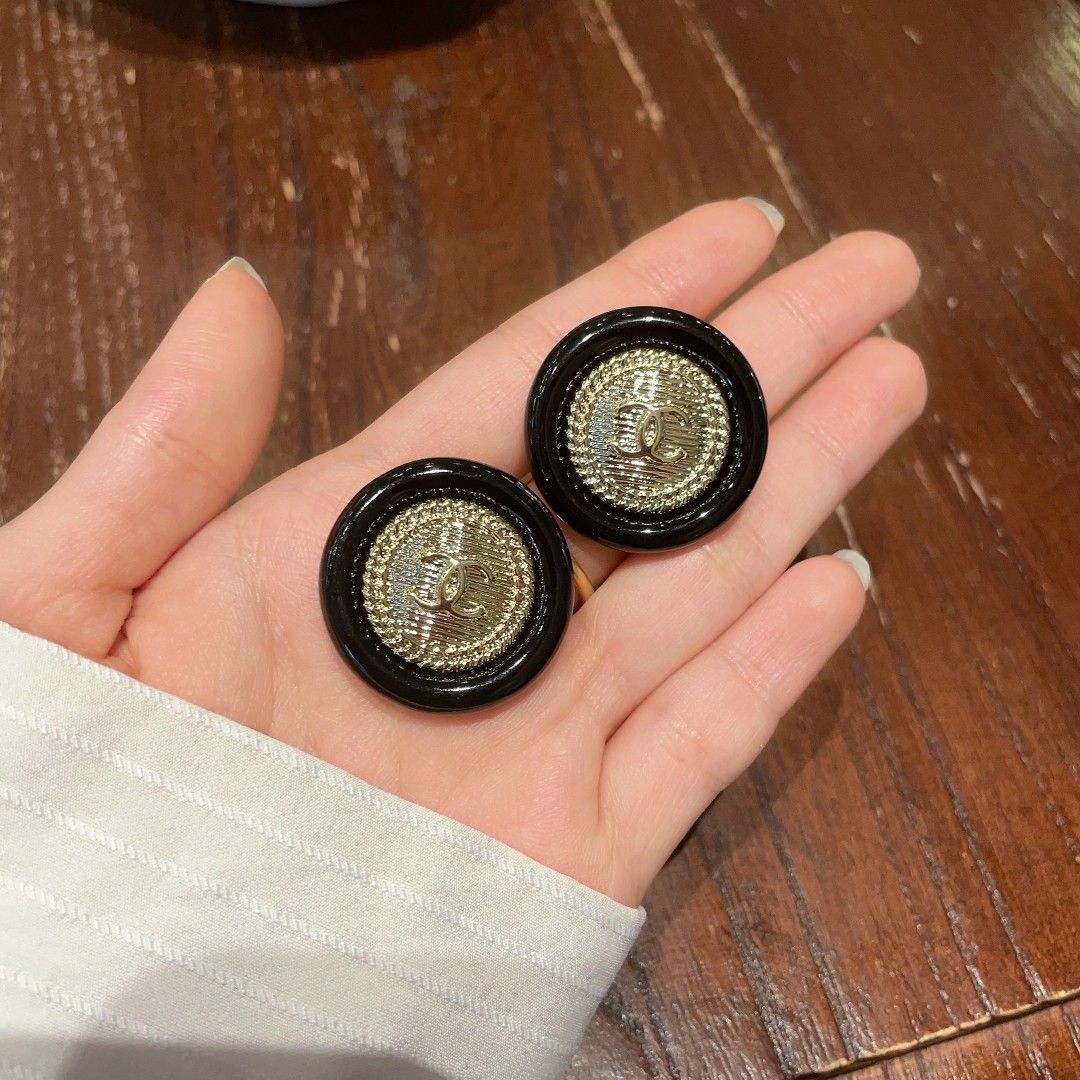 未使用 ダブル C の黒白ストライプデザインのイヤリング 今日特価】Chanel シャネル ヴィンテージ ダブル C イヤリング