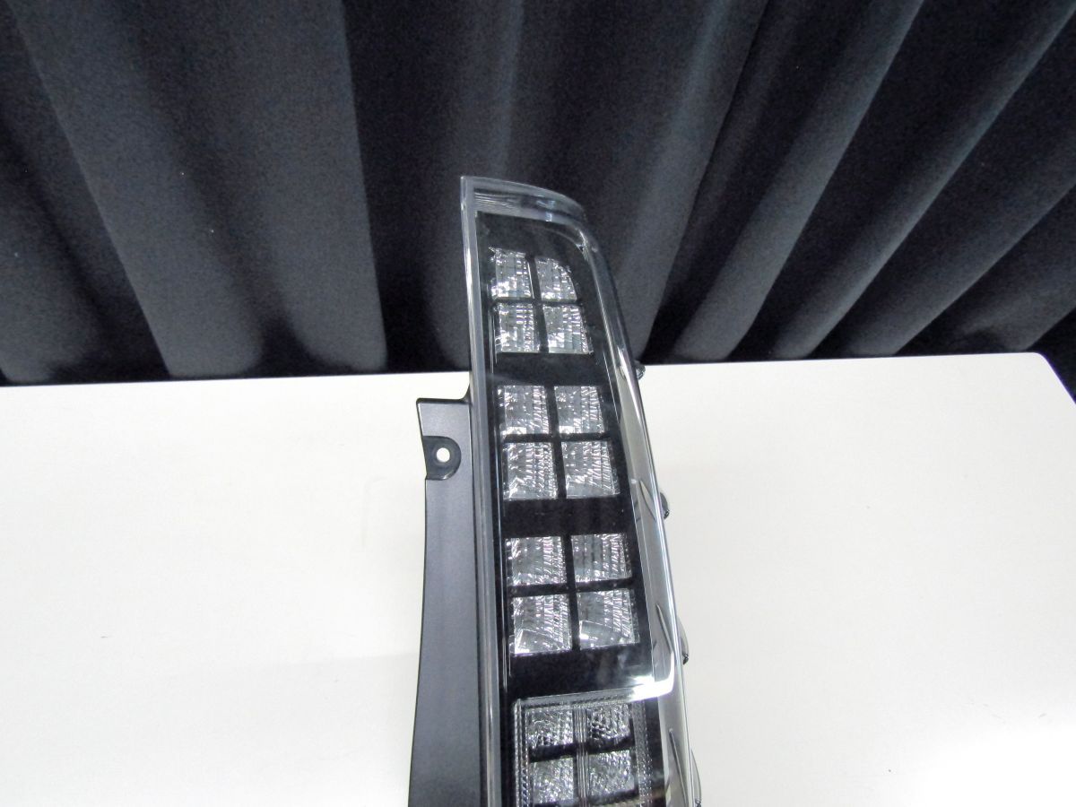 トヨタ 80 ヴォクシー 前期 純正 右 テールランプ ZWR80G Koito