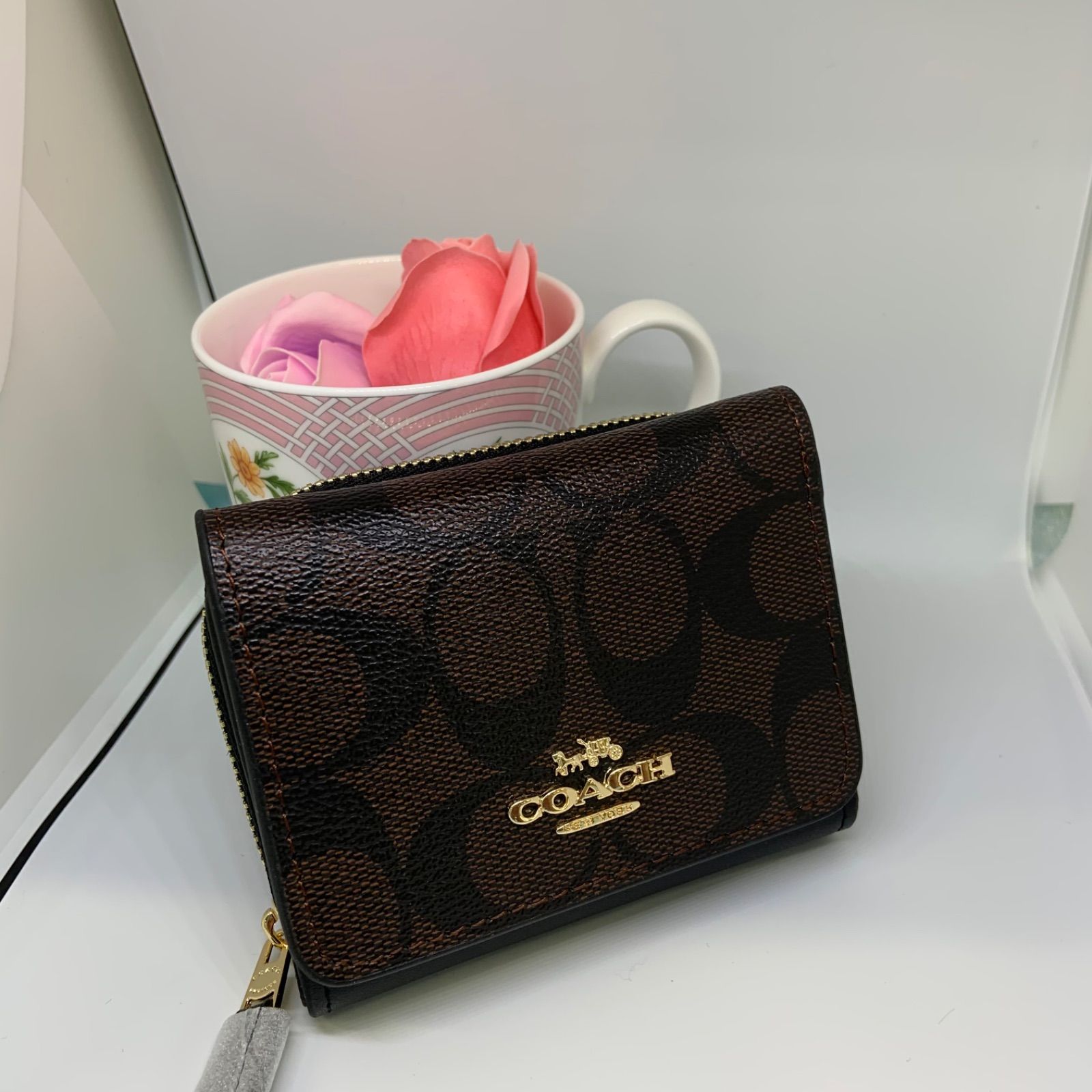 COACH ラグジュアリー シグネチャー レザー スモール トライフォールド ...