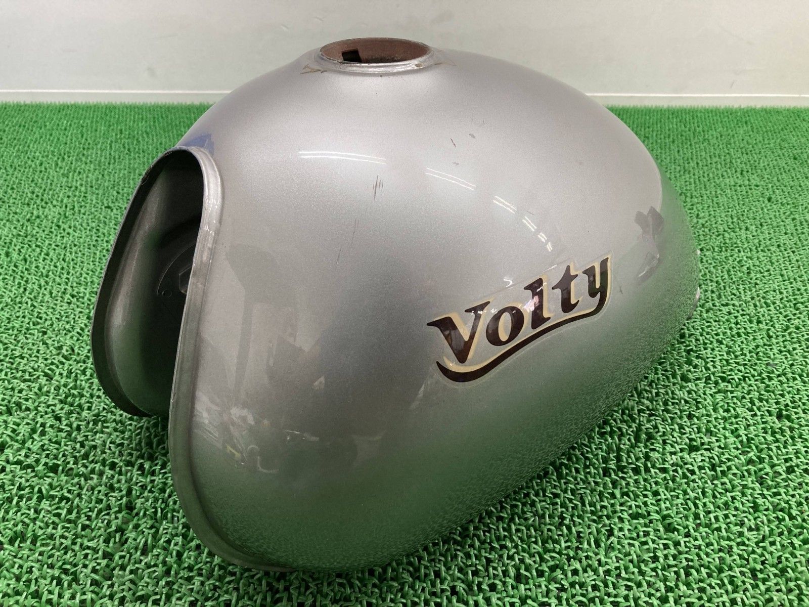 ボルティー タンク 銀 スズキ 純正 バイク 部品 NJ47A VOLTY 修復素材に コケキズ無し 品薄 品 車検 Genuine tY